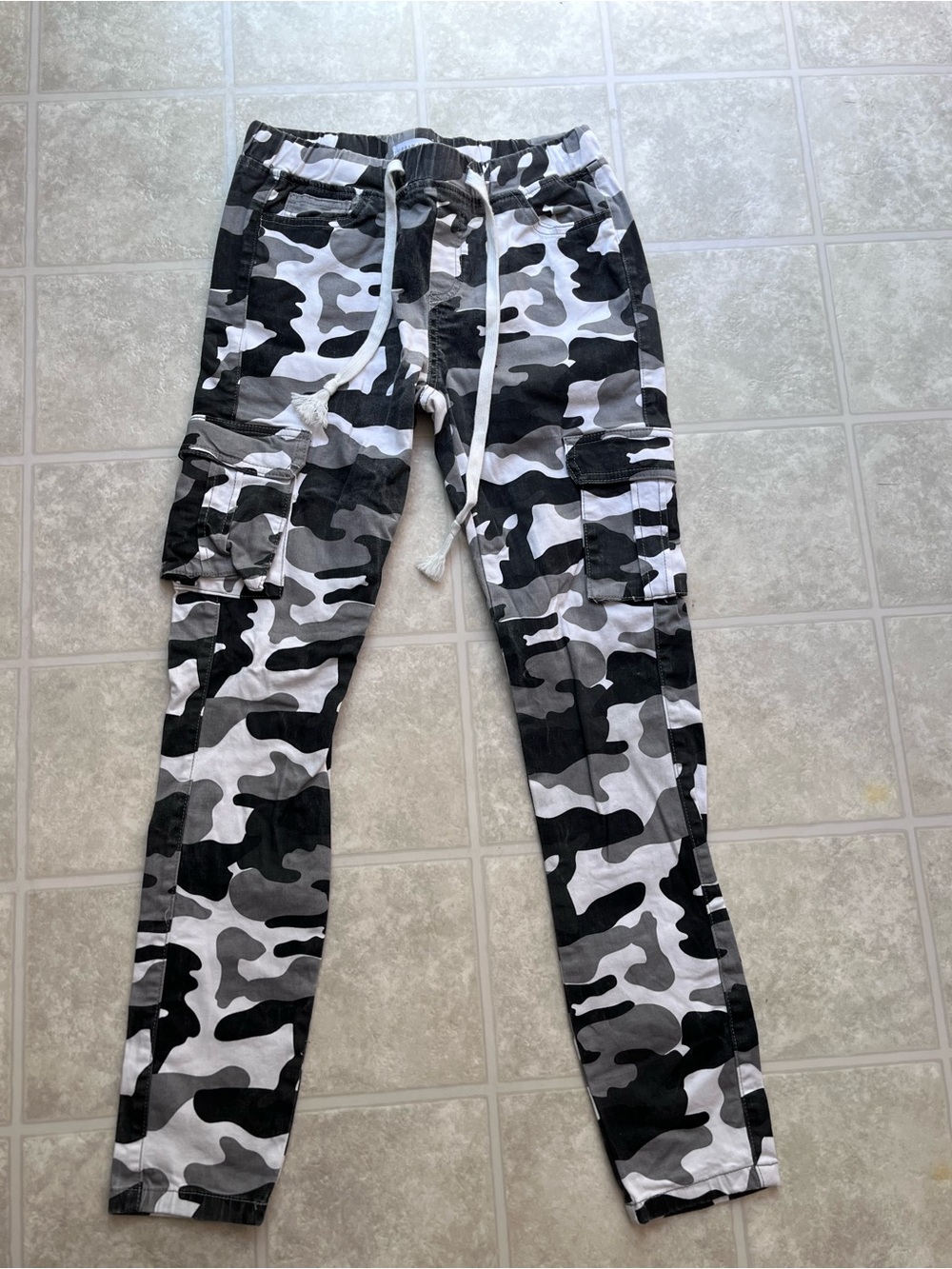 Urban Heritage Camo Skinny Cargo Pants White Grey Black Size Small.